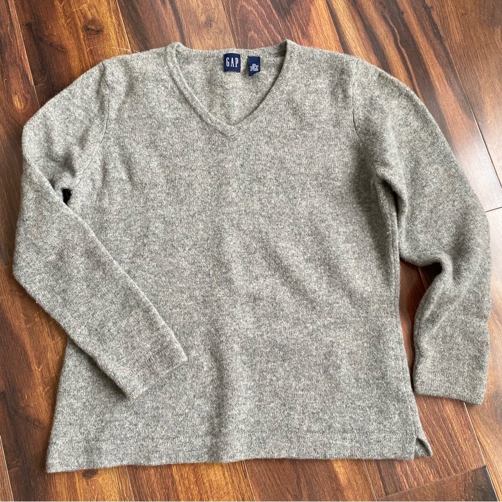 4/$20 VTG GAP 100% Lambswool V-Neck Sweater Medium Weight *Read*